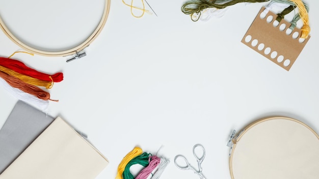 stół z materiałami do haftu